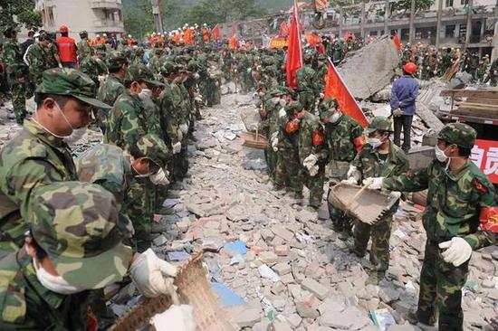 2008年5月16日，救援官兵在北川中学抢险救援。图源：杨世尧|新华社