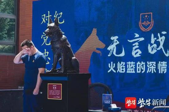 沈鹏与沈虎的雕像