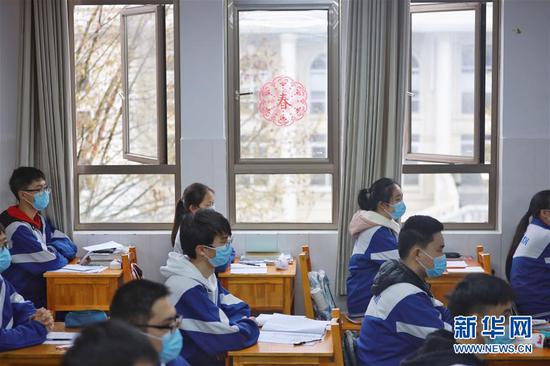 3月16日,贵阳市第六中学高三门生在开学复课后的讲堂上。 记华社新者。 欧东衢 摄
