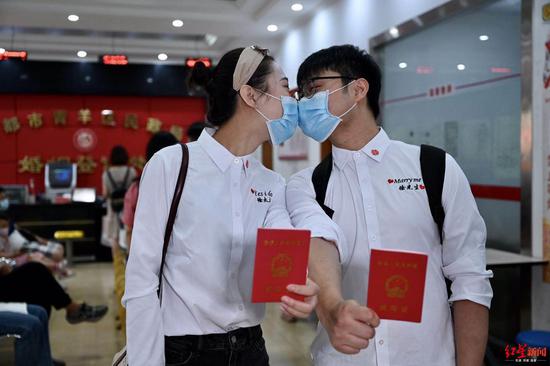 徐先生和女友通宵轮流排队,一大早就领到了结婚证