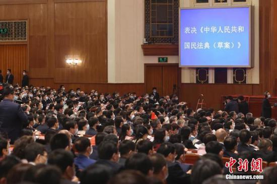 5月28日,第十三届全国人民代表大会第三次会议在北京人民大会堂举行闭幕会。会议经表决,通过了《中华人民共和国民法典》。 中新社记者 盛佳鹏 摄