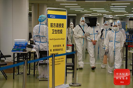 △“红通人员”强涛、李建东被遣返返国