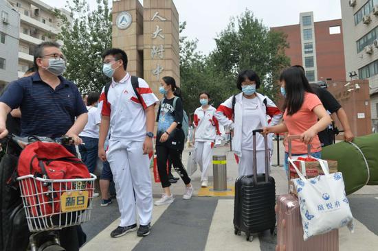 北京高三学生提前道别  准备回家学习