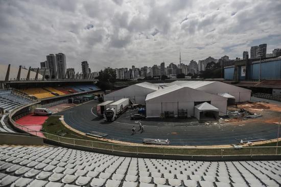 这是4月16日在巴西圣保罗市伊比拉普埃拉体育场拍摄的建设中的方舱医院。新华社发(拉赫尔·帕特拉索摄)