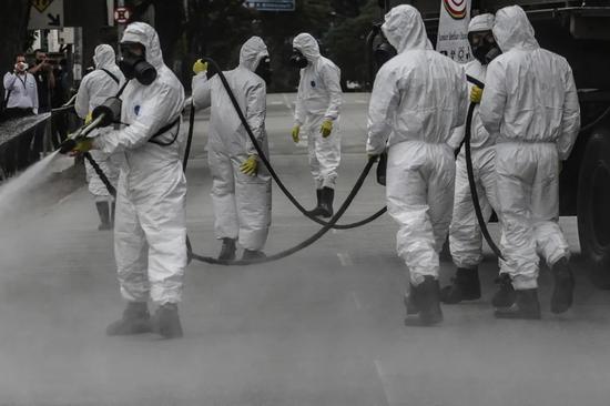 6月16日,工作人员在巴西圣保罗市孔戈尼亚斯机场进行消毒作业。新华社发(拉赫尔·帕特拉索摄)