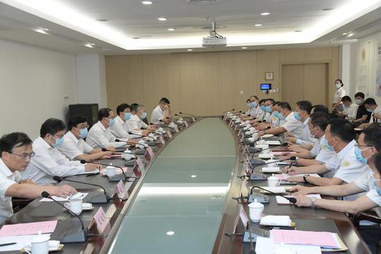 6月20日下昼,省委书记车俊在医院听取台州市、温岭市和医疗体系有关情形报告。记者 梁臻 摄