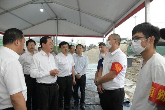 6月20日下昼,省委书记车俊赶赴沈海高速温岭段变乱现场,慰问干部群众。记者 梁臻 摄