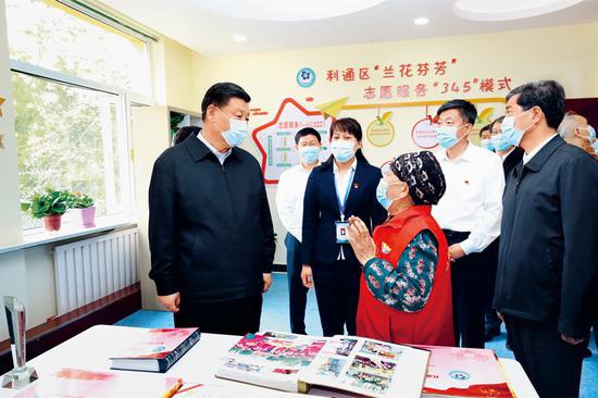 2020年6月8日至10日,中共中央总书记、国家主席、中央军委主席习近平在宁夏考察。这是6月8日下午,习近平在吴忠市利通区金花园社区党群活动服务中心,同社区志愿者代表亲切交谈。 新华社记者 鞠鹏/摄