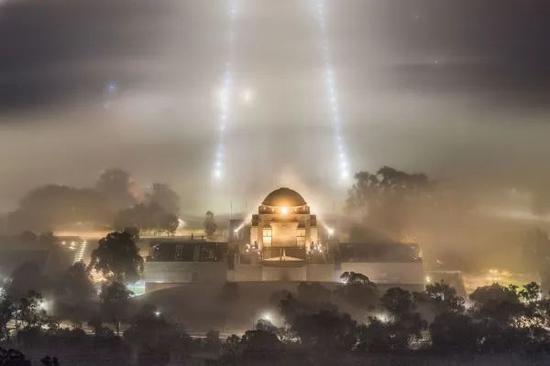  5月19日，在澳大利亚首都堪培拉，澳大利亚战争纪念馆被晨雾笼罩。（新华社）