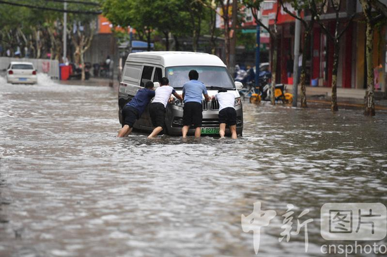 南方多地暴雨破极值!超1200万人次受灾,今年洪涝灾害为何这么严重?