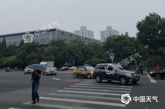 本日薄暮海淀区国度图书馆一带泛起零散降雨。