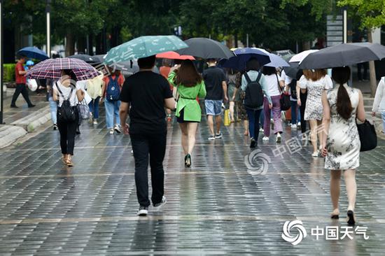 现在,北京中关村四周已有降雨泛起。(图/王晓)