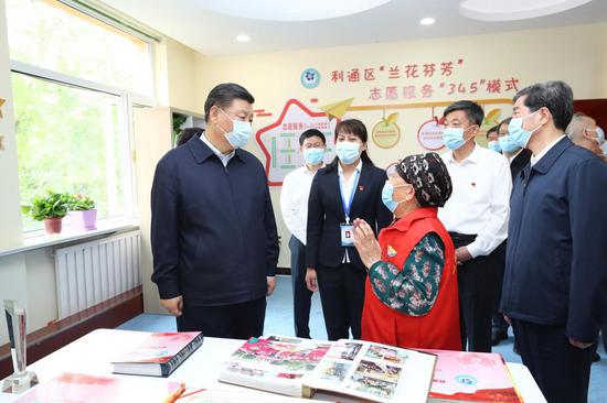 6月8日至10日,习近平在宁夏考察。这是6月8日下午,习近平在吴忠市利通区金花园社区党群活动服务中心,同社区志愿者代表亲切交谈。