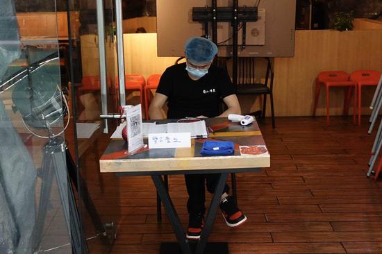 7月9日,石景山万达广场内的多家餐饮店铺仍处于停息营业的状况。新京报记者 李凯祥 摄