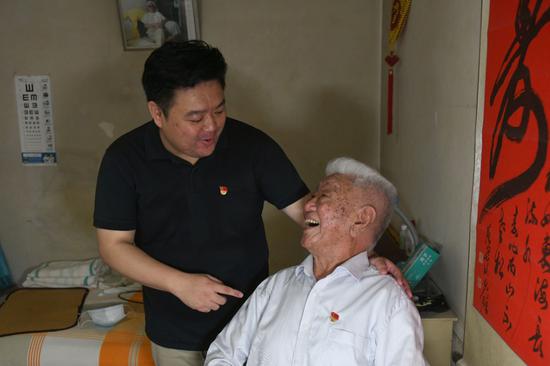 孙子张林2008年入党,无论是生活中还是入党的道路上,都成为张守中的好帮手。