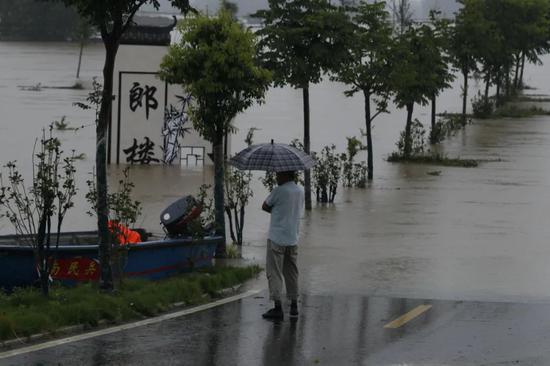 △图为村民站在郎楼庄台进口。朱立新摄