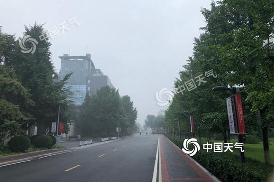 今天早晨,北京海淀区有雾,能见度有所下降。