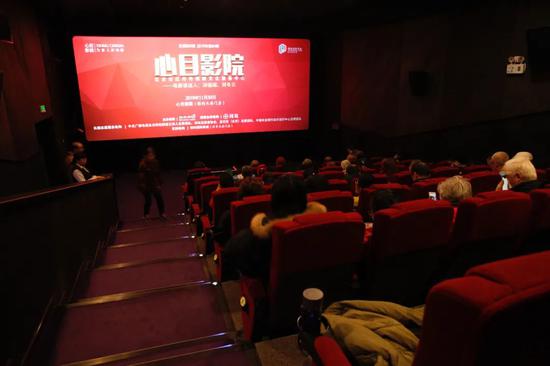 2019年11月,盲人听众和志愿者参加“心目影院”讲电影活动,疫情中,线下的讲电影项目改为了线上直播。摄影/张旭