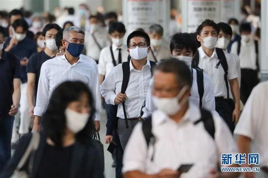 ▲7月31日,在日本东京,人们戴口罩出行。(新华社记者 杜潇逸 摄)