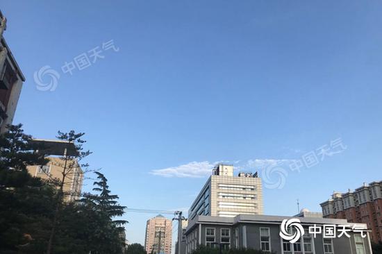 今晨,北京藍天白雲相伴。