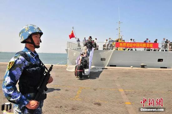 堪比大片!中国海军护航编队解救被劫持船舶画面曝光