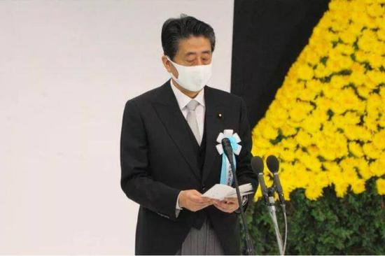 (图说:在仪式上发表讲话的安倍 图源/日本共同社)