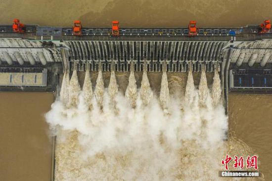 资料图:8月20日,75000立方米每秒的洪峰抵达三峡关节工程,三峡大坝开启11孔泄洪。 聂爽 摄