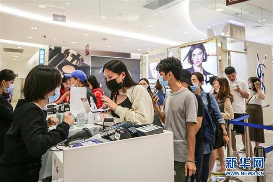 10月27日,消耗者在海南省海口市日月广场免税店选购商品。 记华社新者。 张丽芸 摄