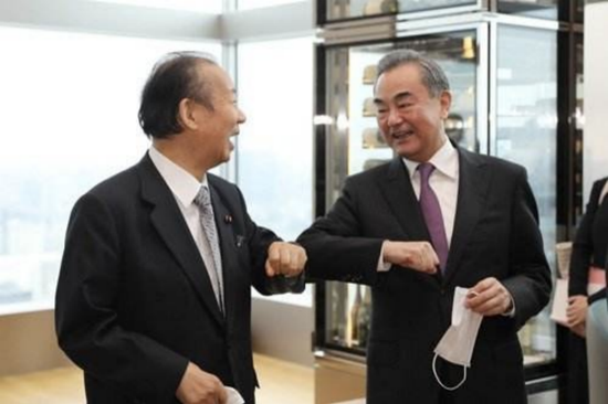 11月25日,王毅会见二阶俊博