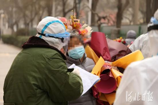 1月14日,河北首批新冠肺炎治愈患者被送到石家庄市第五医院,将在这里进入14天的病愈阶段。石家庄市第五医院供图