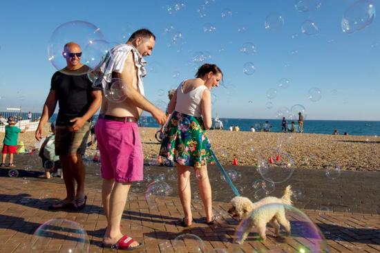 【蜗牛棋牌】疫情下的英国：一边是恐惧，一边是淡然