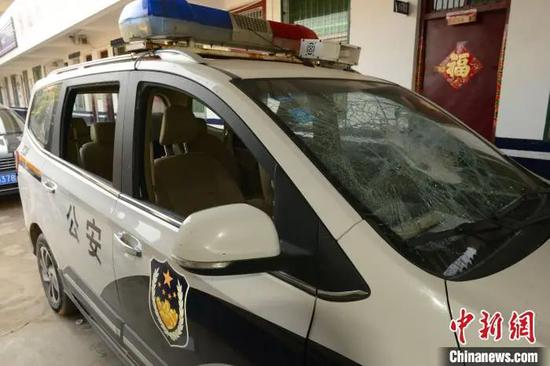 出警警车被嫌疑人砸坏。李龙喜 摄