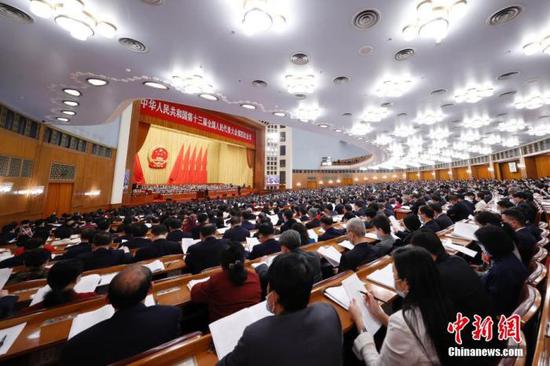 3月8日,十三届全国人大四次会议在北京人民大会堂举行第二次全体会议。 中新社记者 盛佳鹏 摄