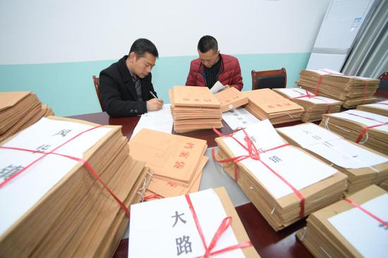 2020年11月24日,在贵州省绥阳县退役武士办事中间,事情职员整顿挂号退役武士档案。新华社记者 杨楹 摄