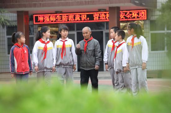 图为闫青海(中)给孩子们报告西柏坡赤色故事 2019年4月8日 梁子栋摄