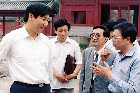 △1990年6月8日,习近平在福州市华林寺调研。