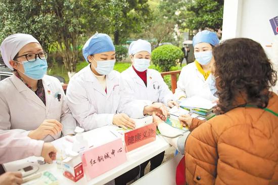 解除封控之后,武汉市青山区红钢城社区卫生服务中心工作人员在为社区居民义诊。(湖北日报全媒记者 何宇欣 摄)