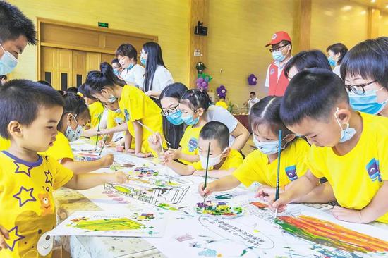 2020年6月9日,20余名火神山、雷神山“两山”医院建设者的孩子们,在武汉花山生态城作画,画出父母建设的项目工程。(湖北日报全媒记者 梅涛 通讯员 潘海亮 摄)