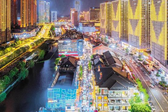 4月4日夜,汉街人头攒动,市民游客人流如潮。战胜新冠疫情冲击,武汉的商业旅游快速恢复。(湖北日报全媒记者 梅涛 摄)