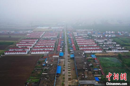 图为航拍邹庄移民村,宛如汉字“中”。 李超庆 摄
