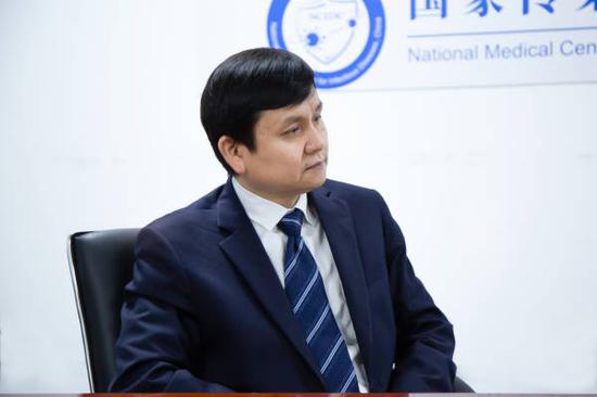 张文宏担当视察者网专访 图源:视察者网