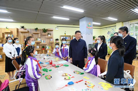 6月7日至9日,中共中央总书记、国家主席、中央军委主席习近平在青海考察。这是7日下午,习近平在西宁市城西区文汇路街道文亭巷社区阅览室,了解社区向青少年提供公益性课后托管服务情况。新华社记者 李学仁 摄