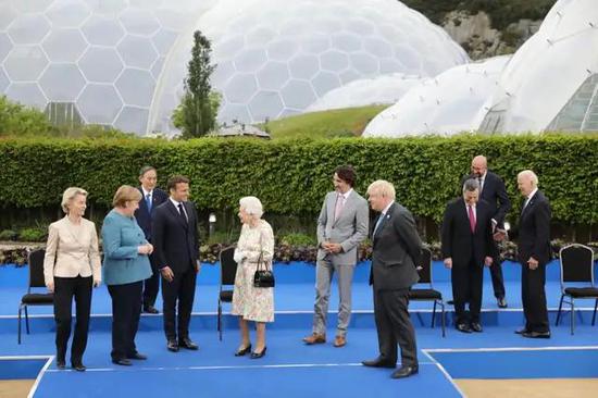 G7领导人与英女王合影后。来源:外媒