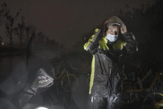 回家路上遇到了大雨,李海刚说自己无论是严寒还是酷暑,都坚持在送外卖