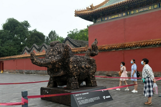 这是故宫内展出的《福牛辞“旧”》废弃物再生雕塑(7月13日摄)。新华社记者 金良快 摄