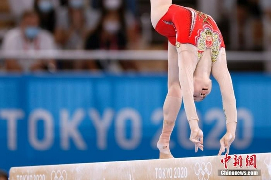 北京时间8月3日,在东京奥运会女子平衡木决赛中,中国选手管晨辰以14.633分夺得冠军。这是中国代表团本届奥运会的第32金。另一位中国选手唐茜靖获得第二。图为管晨辰在比赛中。 中新社记者 富田 摄