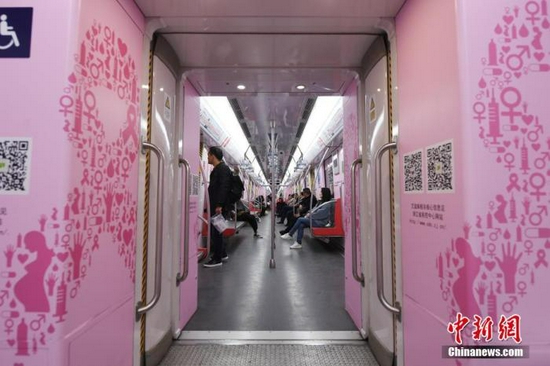 资料图：杭州地铁防艾专列 中新社记者 王刚 摄