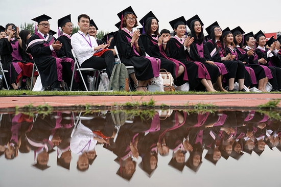  清华大学2019年本科毕业生参加毕业典礼。