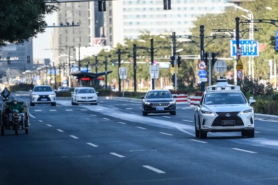 2021年10月19日，无人驾驶测试车辆（右一）在北京市亦庄一处测试路段行驶。新华社记者 彭子洋 摄