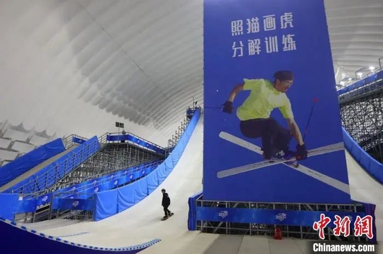  运动员在南京旱雪馆内训练。泱波 摄